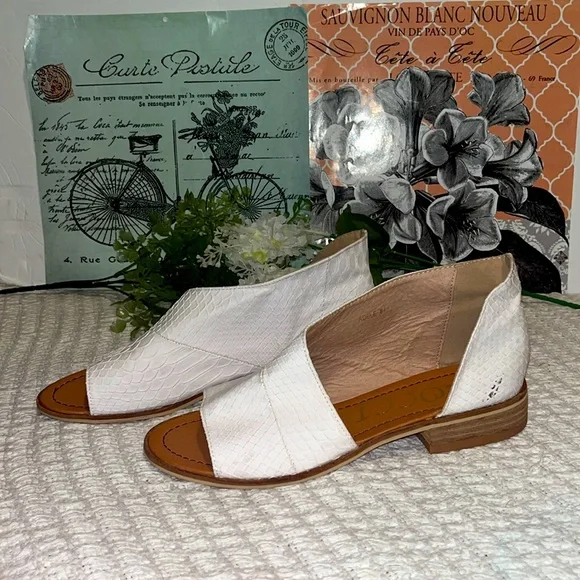 CCOCCI Adele white leather beautiful flats sz 8.5 - Picture 1 of 10